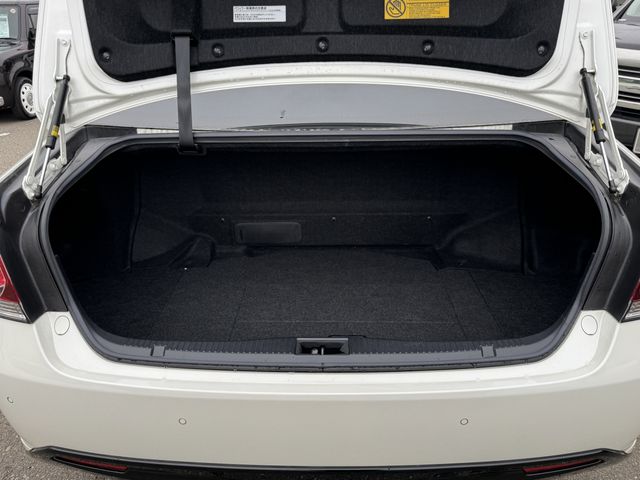 CROWN sedan hybrid