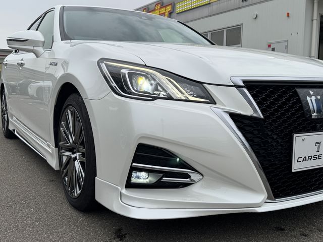 CROWN sedan hybrid