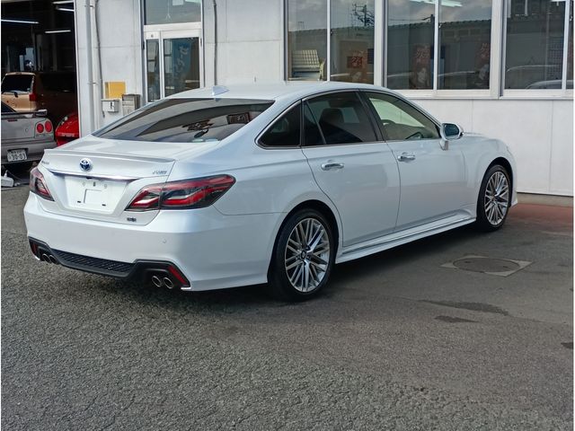 CROWN sedan hybrid