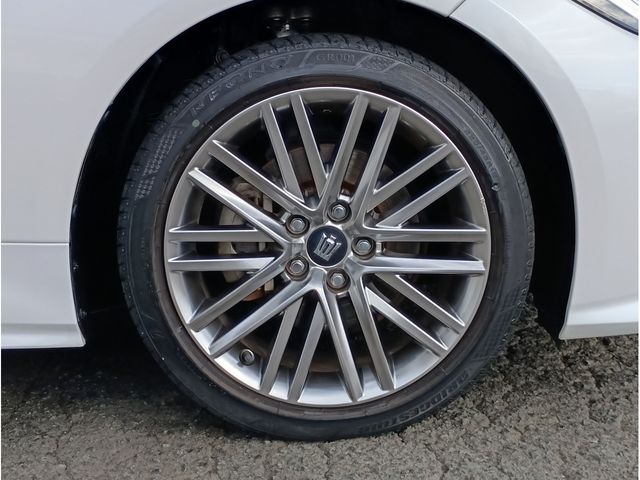 CROWN sedan hybrid