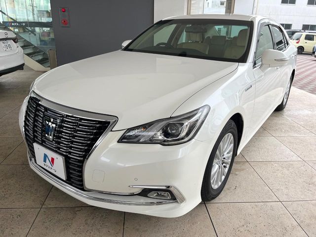 CROWN sedan hybrid