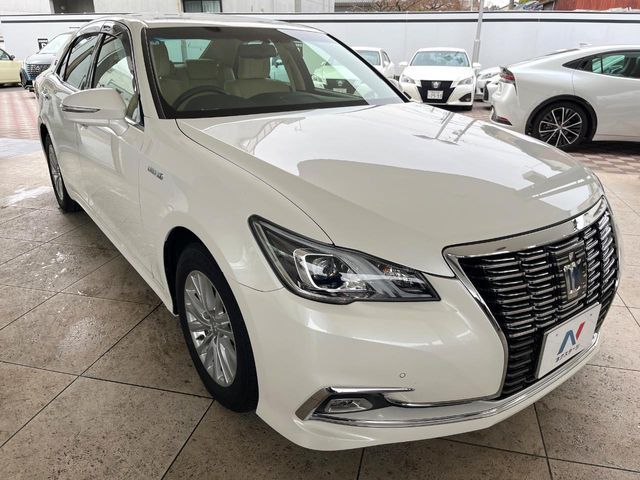 CROWN sedan hybrid