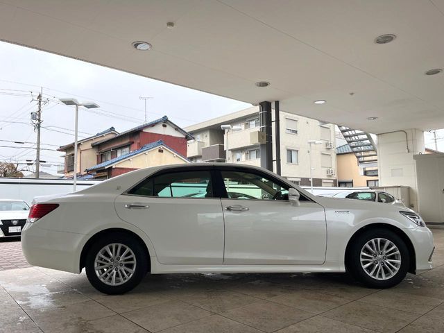 CROWN sedan hybrid