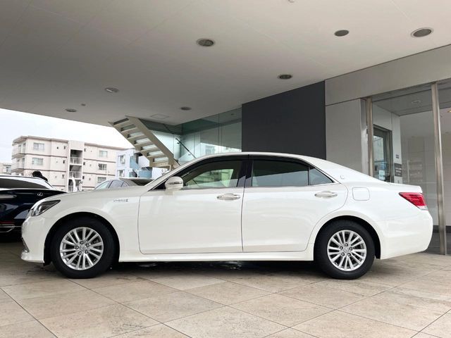 CROWN sedan hybrid