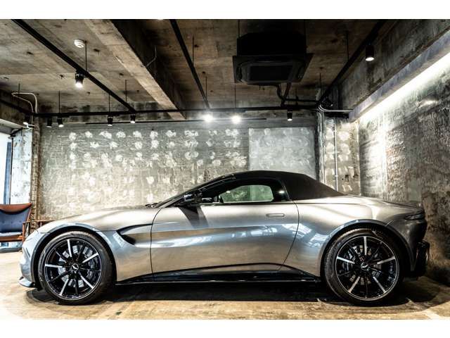ASTON MARTIN ROADSTER