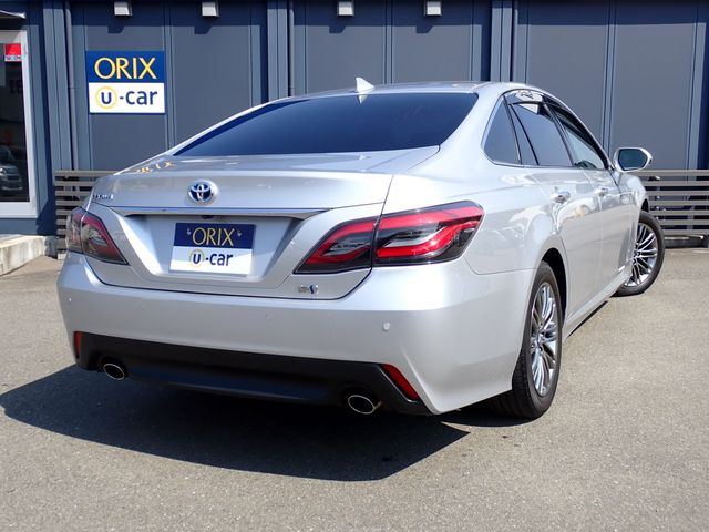 CROWN sedan hybrid