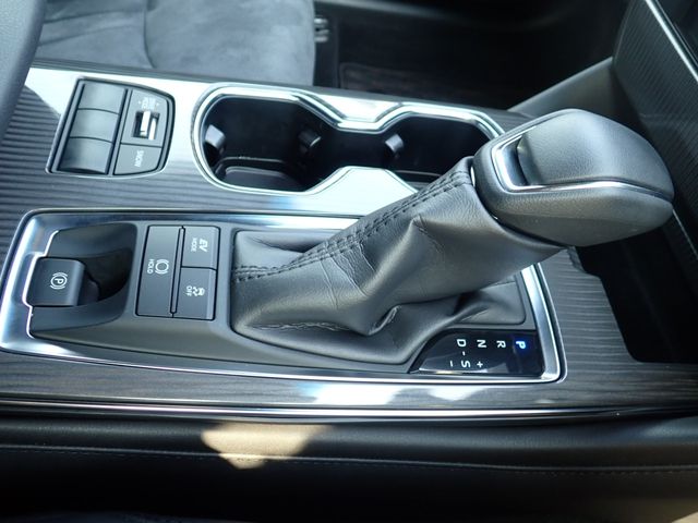 CROWN sedan hybrid