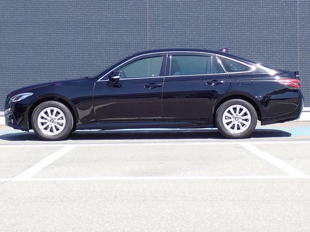 CROWN sedan