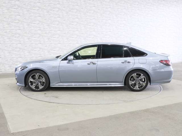 CROWN sedan hybrid