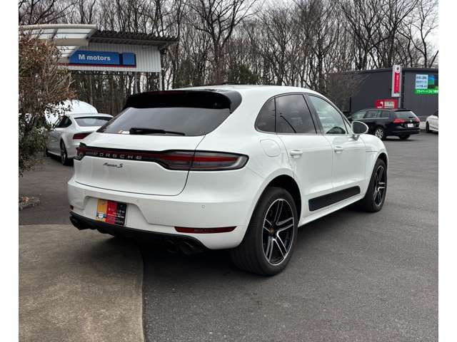 PORSCHE Macan