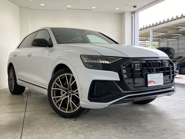 AUDI Q8