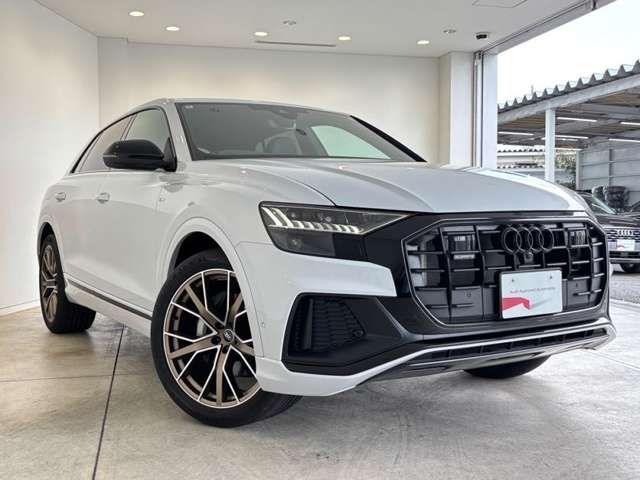 AUDI Q8