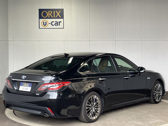 CROWN sedan hybrid