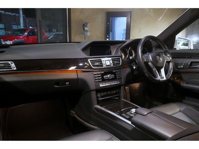 MERCEDES BENZ E class sedan