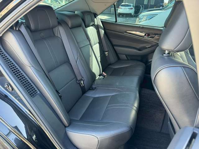 CROWN sedan hybrid