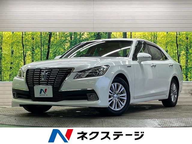 CROWN sedan hybrid