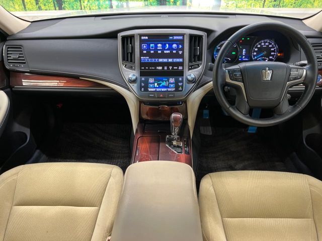 CROWN sedan hybrid