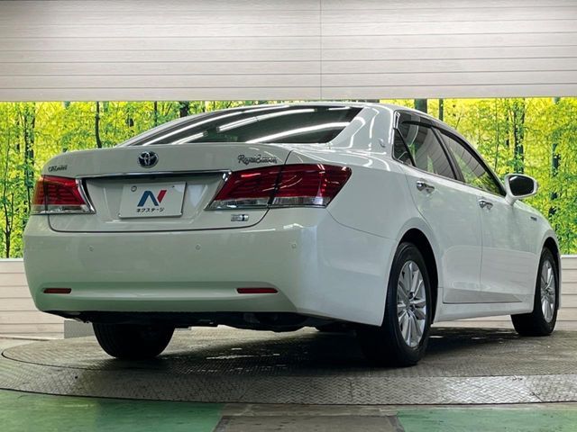 CROWN sedan hybrid