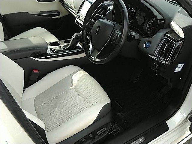 CROWN sedan hybrid 4WD