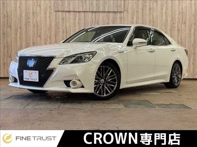 CROWN sedan hybrid