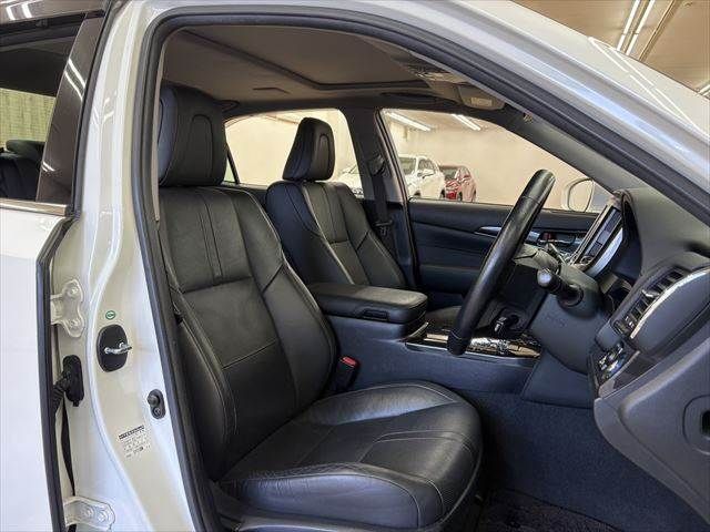 CROWN sedan hybrid