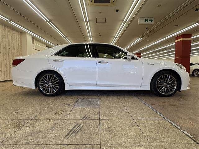 CROWN sedan hybrid
