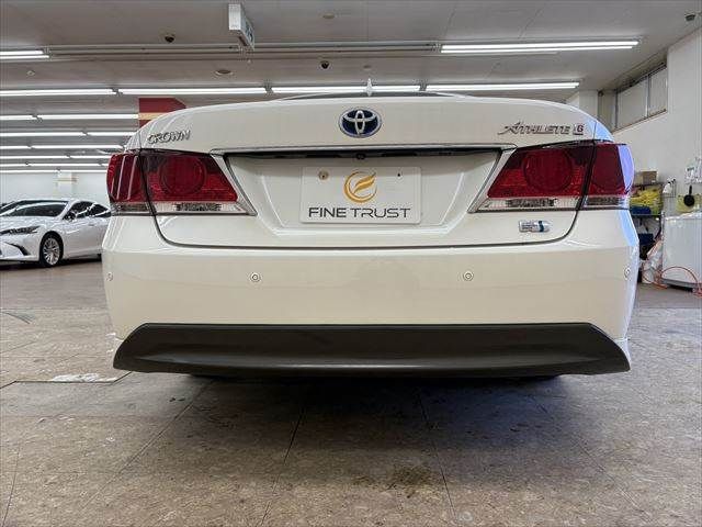CROWN sedan hybrid