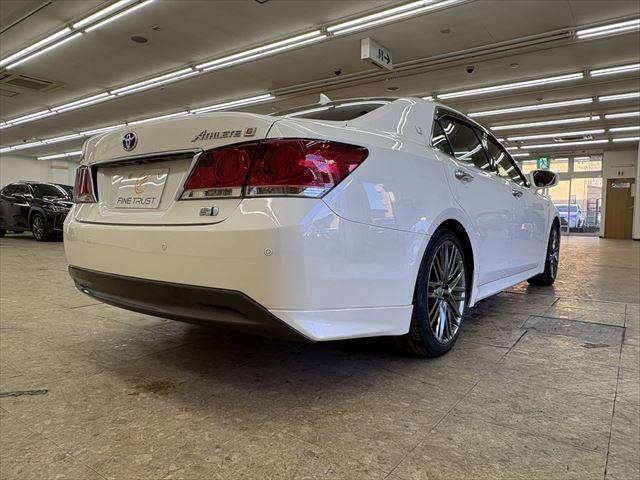 CROWN sedan hybrid