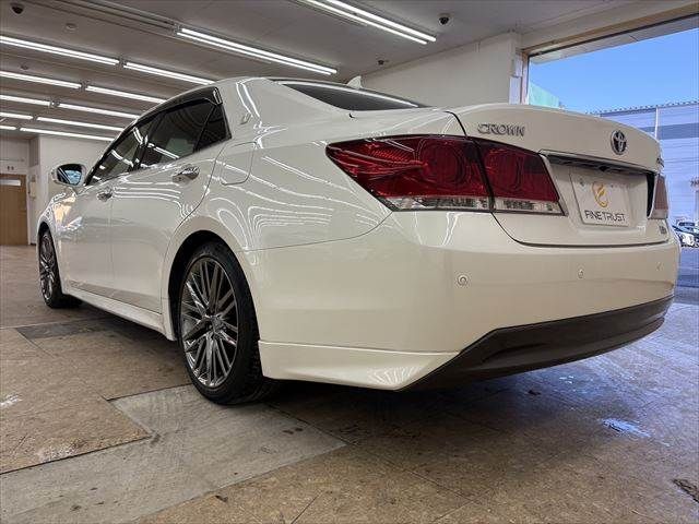 CROWN sedan hybrid