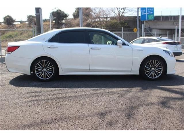 CROWN sedan hybrid