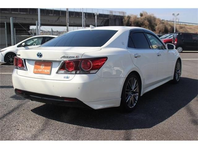 CROWN sedan hybrid