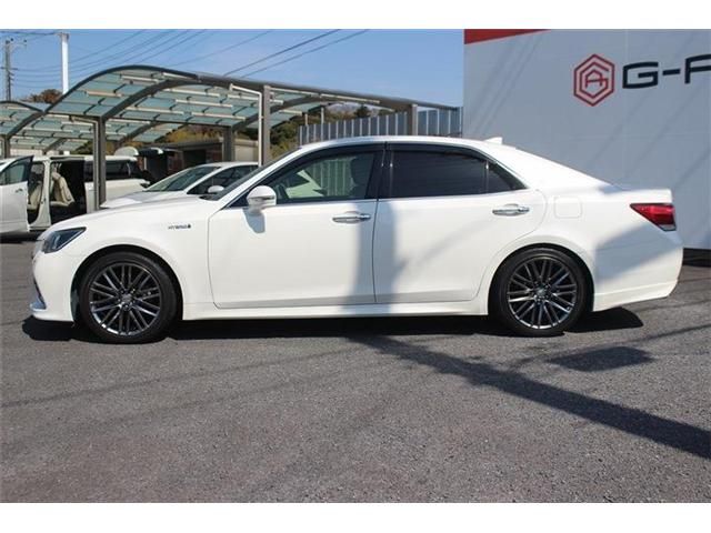 CROWN sedan hybrid