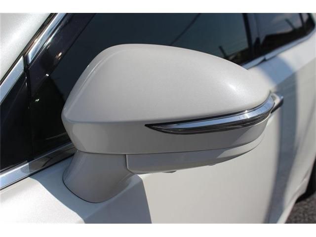 CROWN sedan hybrid