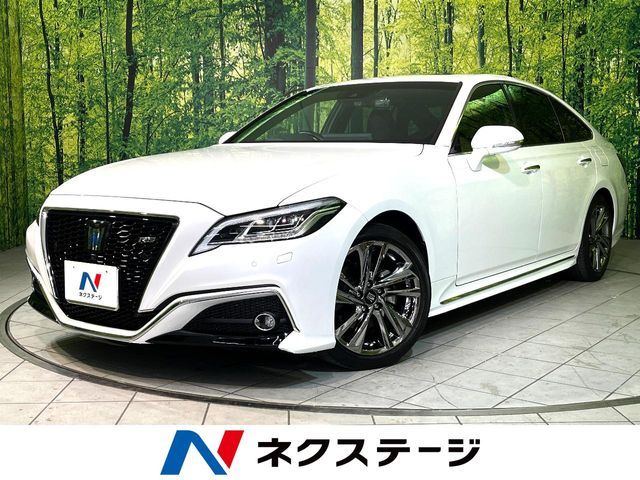 CROWN sedan hybrid