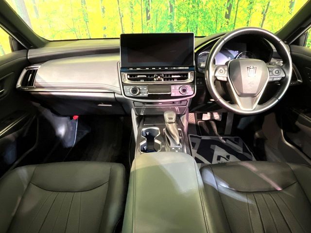 CROWN sedan hybrid