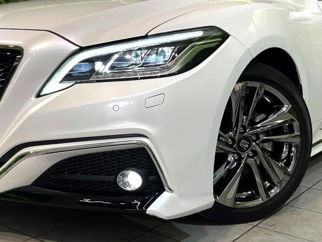 CROWN sedan hybrid