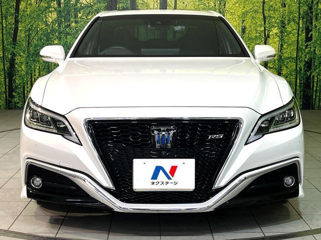 CROWN sedan hybrid