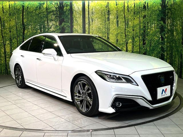 CROWN sedan hybrid