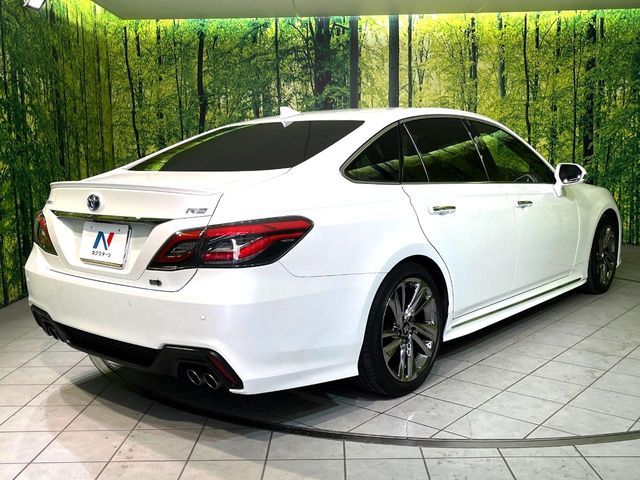 CROWN sedan hybrid