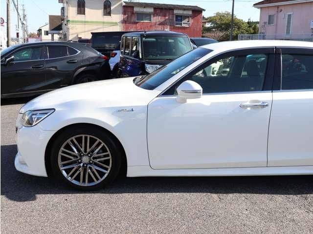 CROWN sedan hybrid
