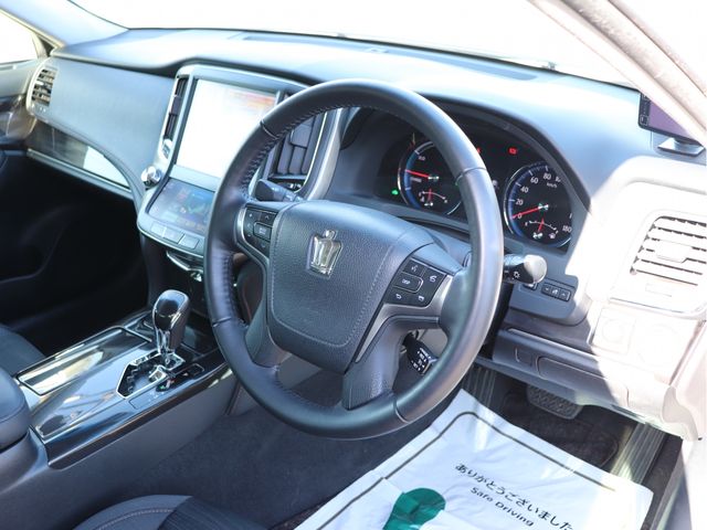 CROWN sedan hybrid