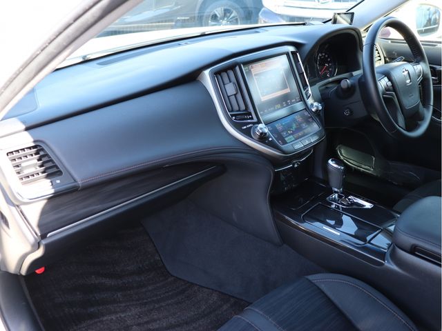 CROWN sedan hybrid