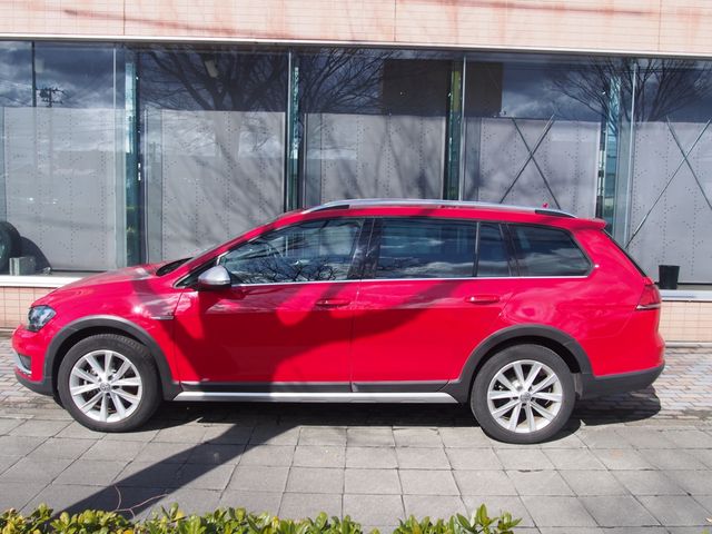 VOLKSWAGEN GOLF Alltrack
