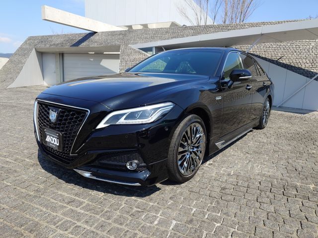 CROWN sedan hybrid