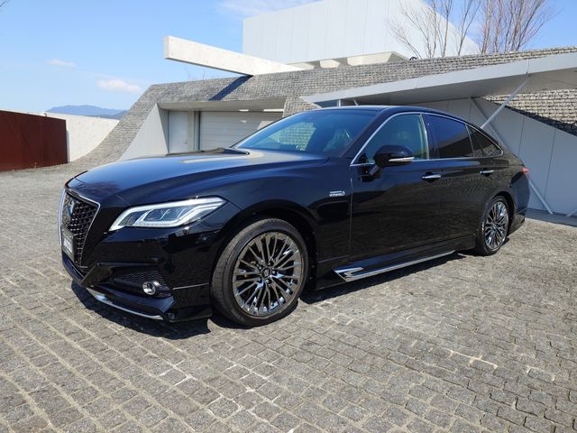 CROWN sedan hybrid