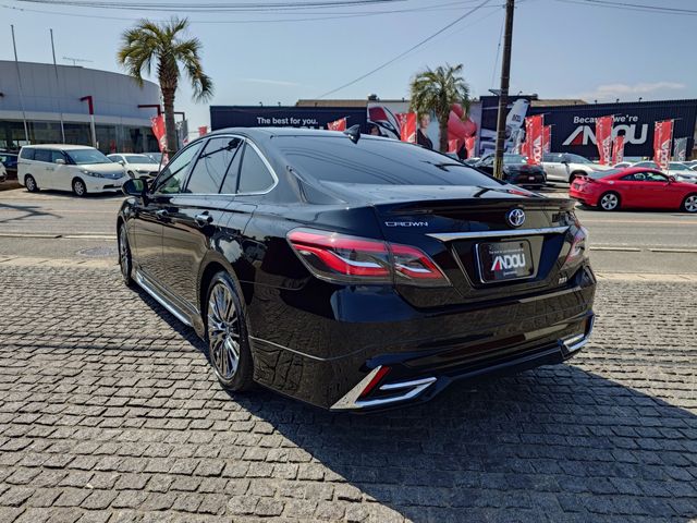 CROWN sedan hybrid
