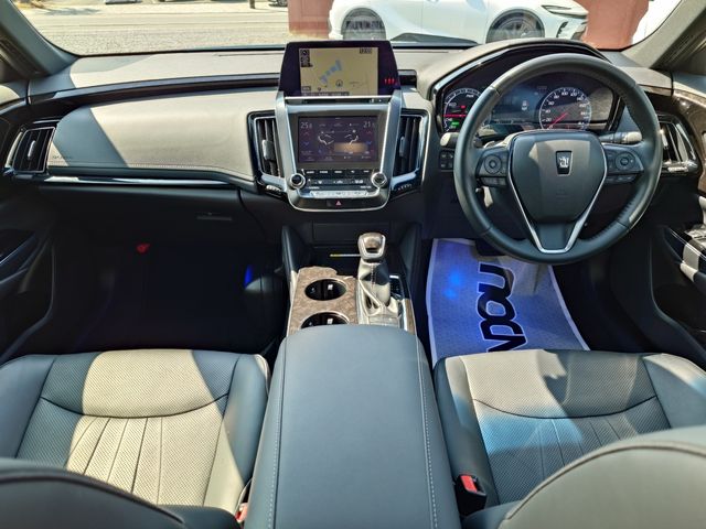 CROWN sedan hybrid