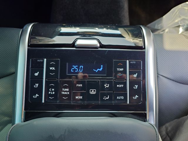 CROWN sedan hybrid