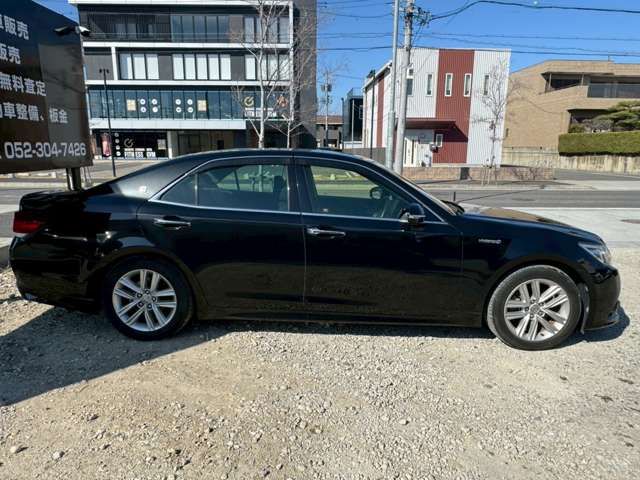CROWN sedan hybrid
