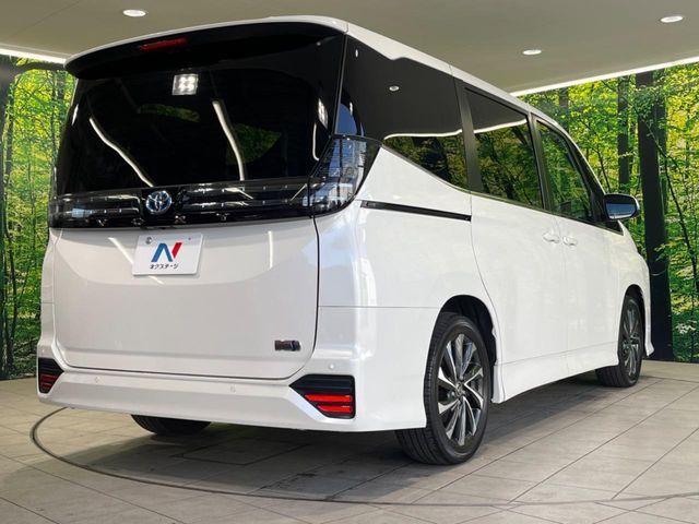 VOXY HYBRID